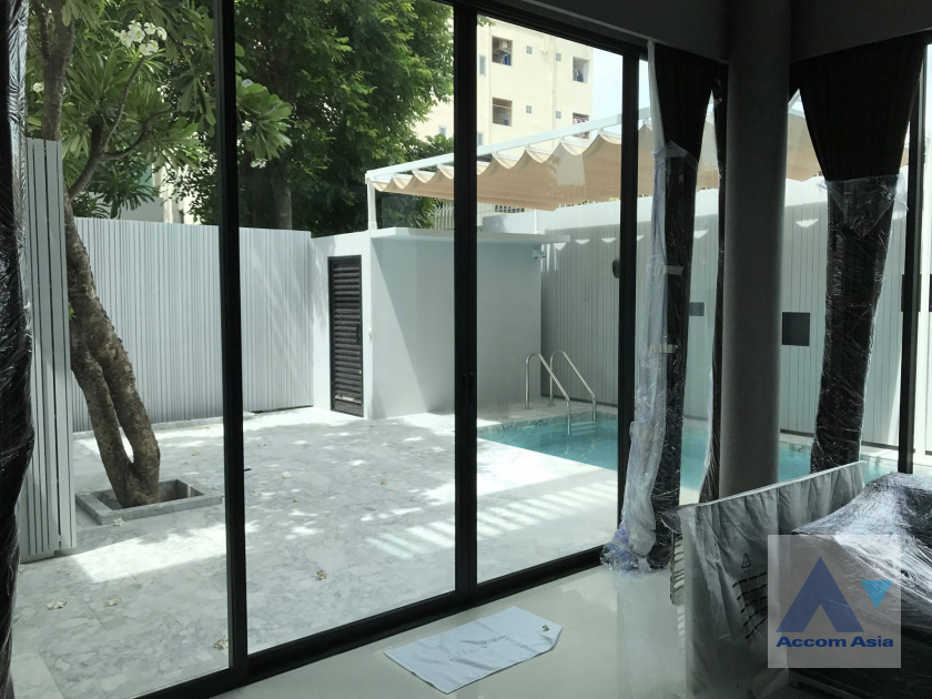 4  4 br House for rent and sale in Ramkhamhaeng ,Bangkok MRT Si Kritha at Baan Issara Rama 9 AA28032