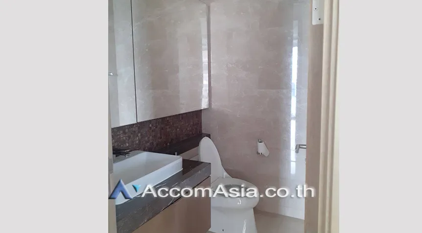 unit 2 Bedrooms  Condominium For Rent in Ploenchit, Bangkok  near BTS Ratchadamri (AA28052)