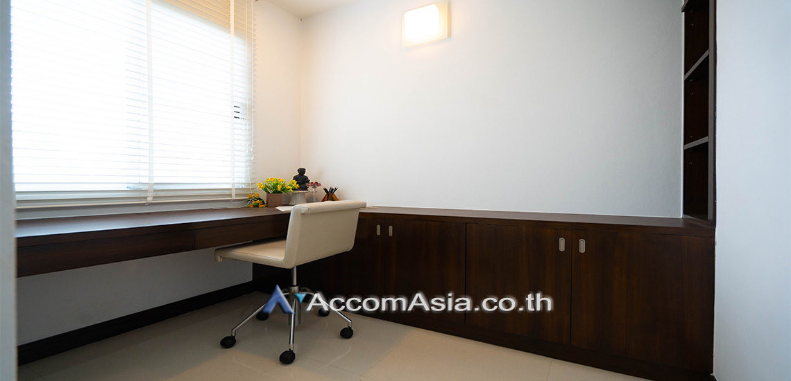 5  3 br Apartment for rent and sale in Sukhumvit ,Bangkok BTS Ekkamai at Low-rise Apartment, Only 1,000m to BTS AA28172