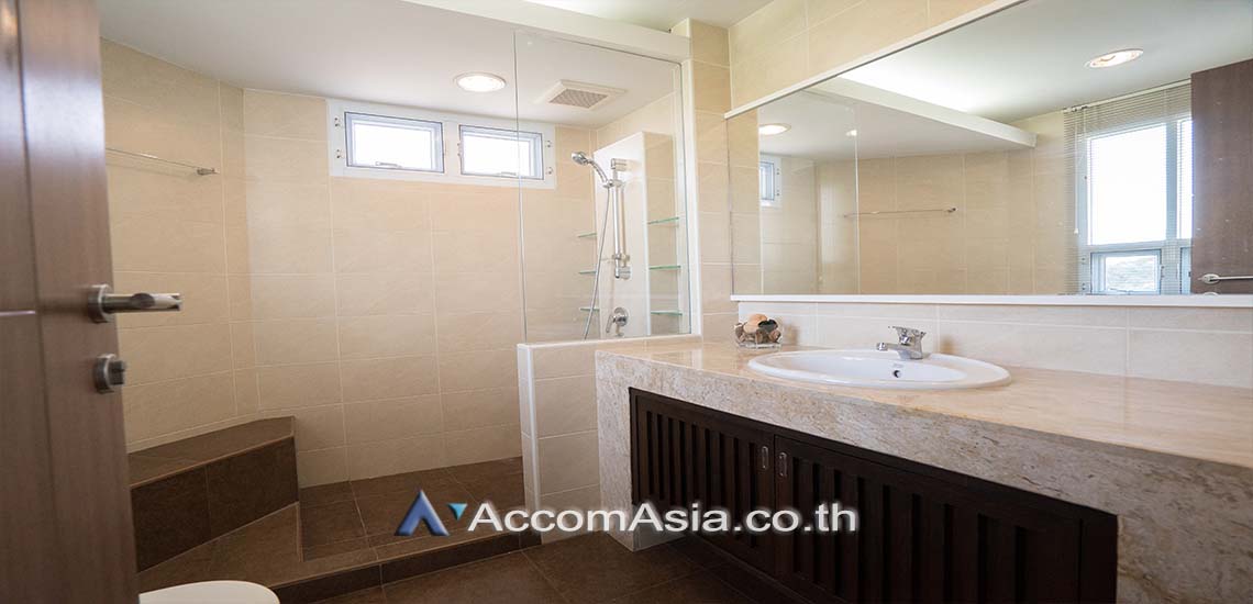 8  3 br Apartment For Rent in Sukhumvit ,Bangkok BTS Ekkamai at Low-rise Apartment, Only 1,000m to BTS AA28173