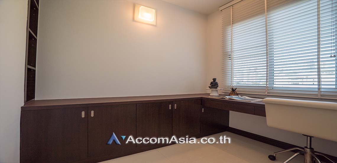 5  3 br Apartment For Rent in Sukhumvit ,Bangkok BTS Ekkamai at Low-rise Apartment, Only 1,000m to BTS AA28173