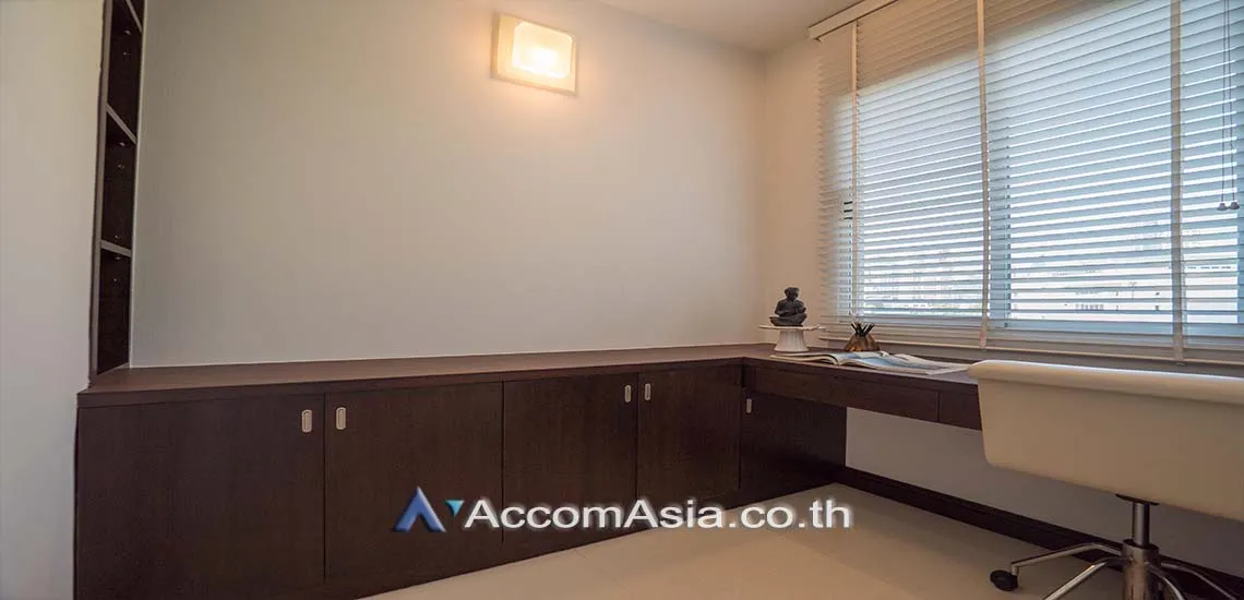 5  3 br Apartment For Rent in Sukhumvit ,Bangkok BTS Ekkamai at Low-rise Apartment, Only 1,000m to BTS AA28173