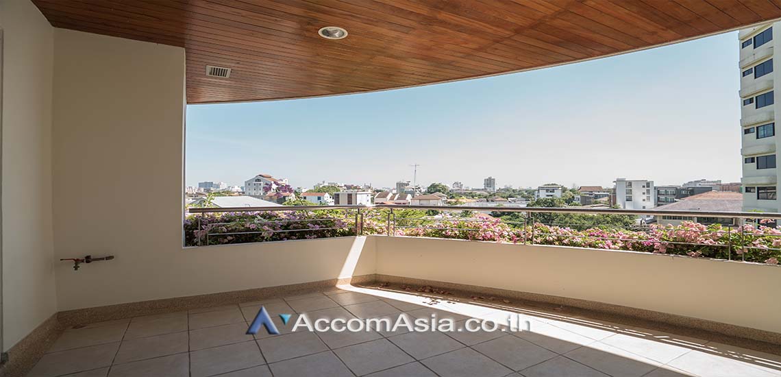 11  3 br Apartment For Rent in Sukhumvit ,Bangkok BTS Ekkamai at Low-rise Apartment, Only 1,000m to BTS AA28173
