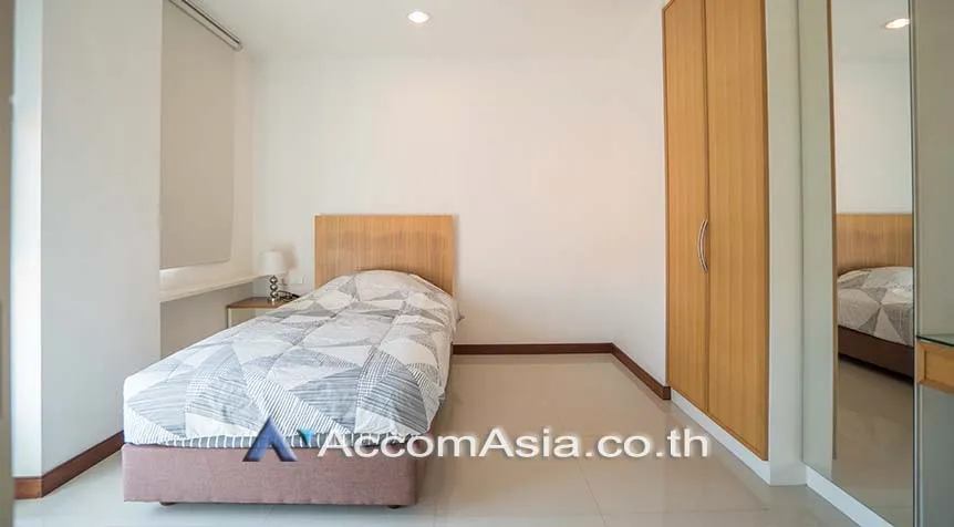 unit 3 Bedrooms  Apartment For Rent in Sukhumvit, Bangkok  near BTS Ekkamai (AA28316)