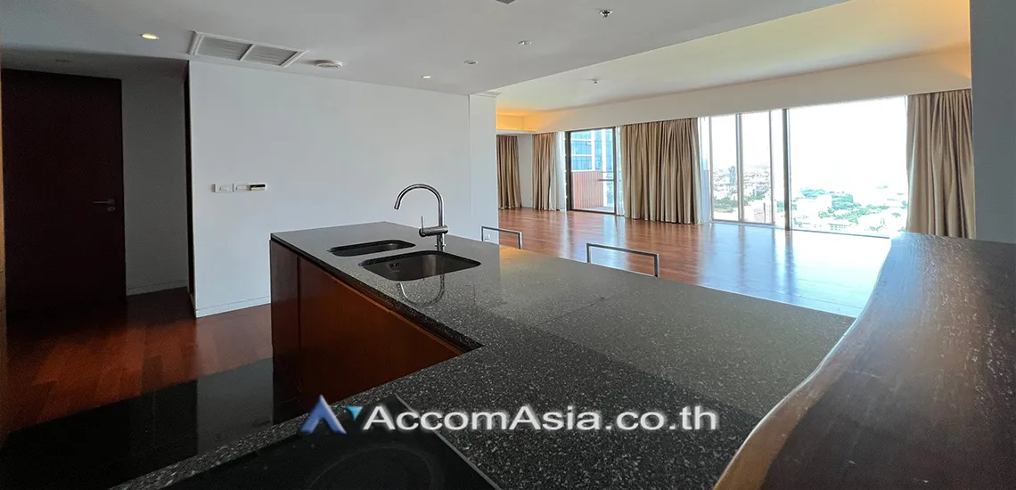 unit 2 Bedrooms  Condominium For Rent in Ploenchit, Bangkok  near BTS Ratchadamri (AA28418)