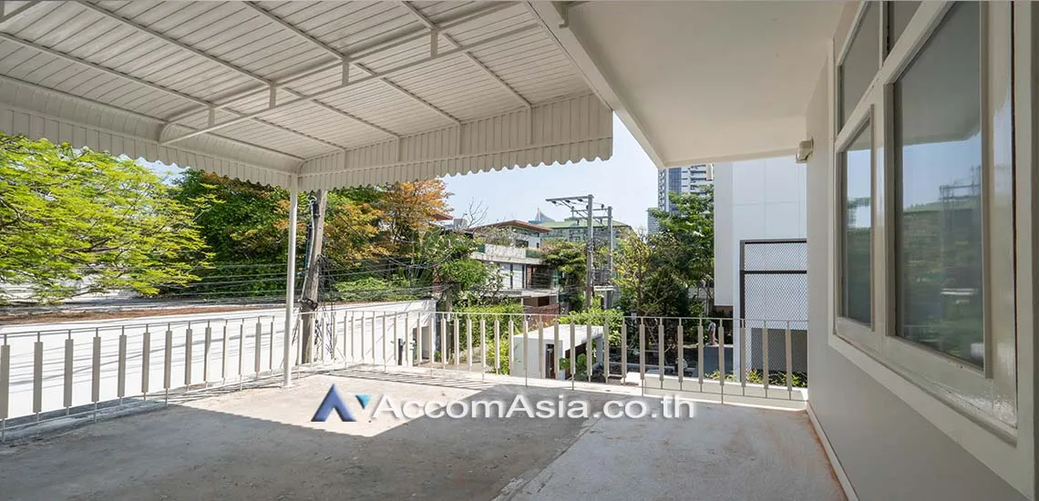 unitHome Office, Pet friendly |  3 Bedrooms  House For Rent & Sale in Sukhumvit, Bangkok  near BTS Thong Lo (AA29407)
