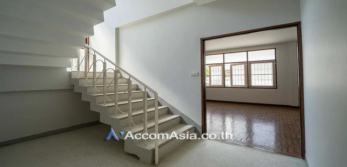 unitHome Office, Pet friendly |  3 Bedrooms  House For Rent & Sale in Sukhumvit, Bangkok  near BTS Thong Lo (AA29407)