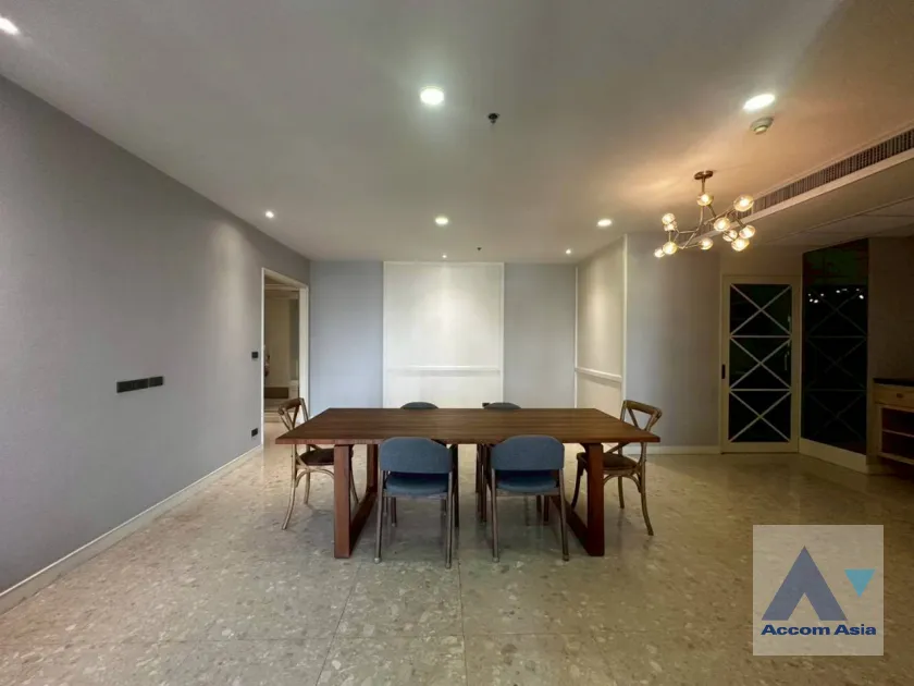 unit Nusasiri Grand condo with direct access to BTS Ekkamai (AA29665)