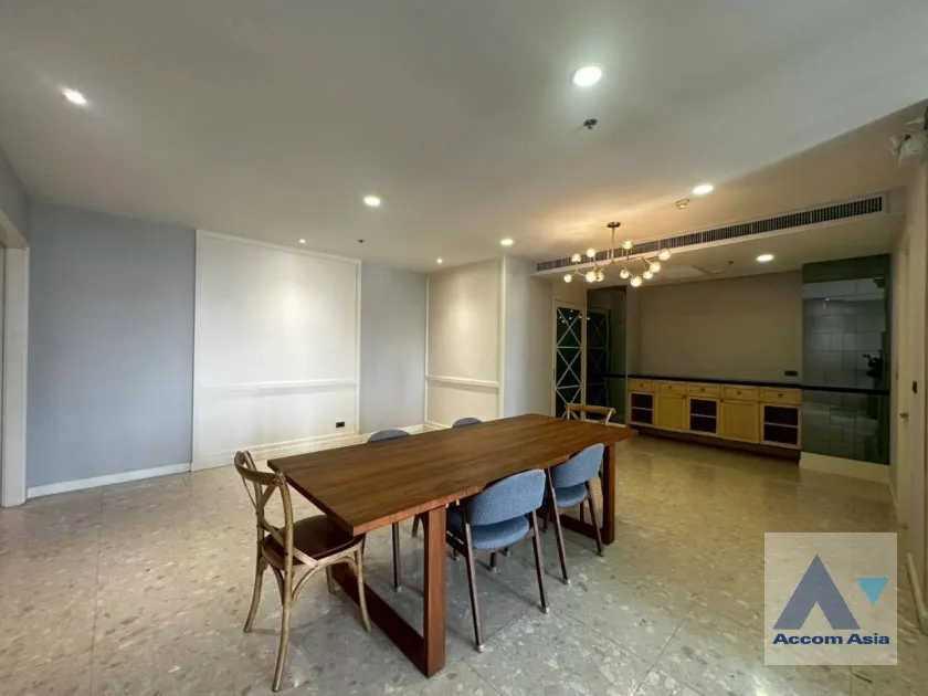 unit Nusasiri Grand condo with direct access to BTS Ekkamai (AA29665)