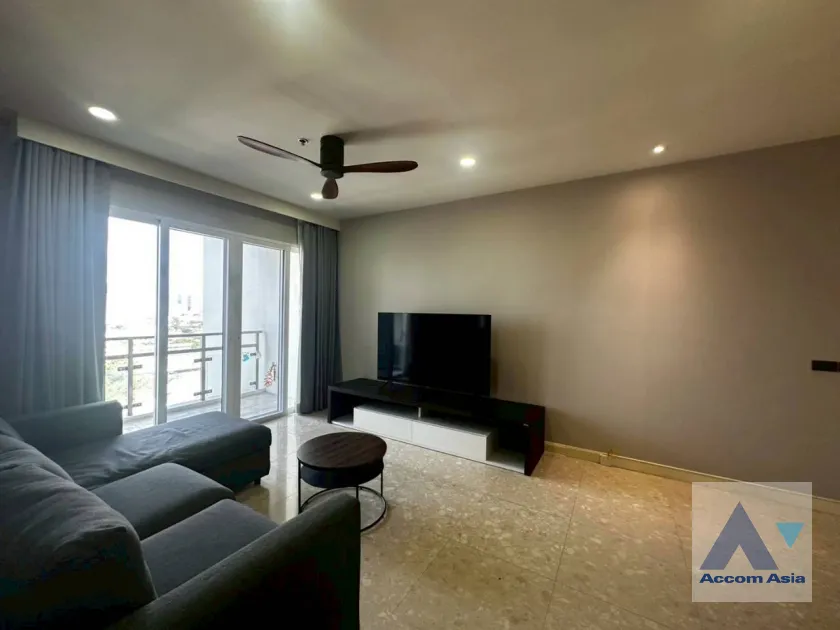 unit Nusasiri Grand condo with direct access to BTS Ekkamai (AA29665)