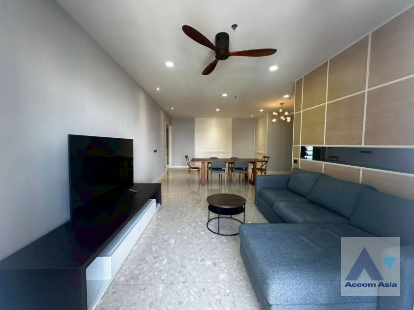 unit Nusasiri Grand condo with direct access to BTS Ekkamai (AA29665)