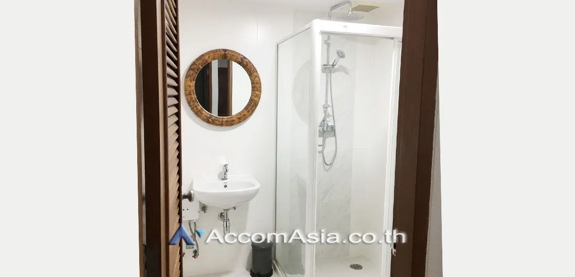 unit 2 Bedrooms  Condominium For Rent in Ploenchit, Bangkok  near BTS Chitlom (AA29669)