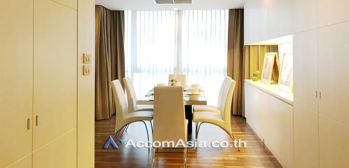 unit 2 Bedrooms  Condominium For Rent in Ploenchit, Bangkok  near BTS Ratchadamri (AA29715)