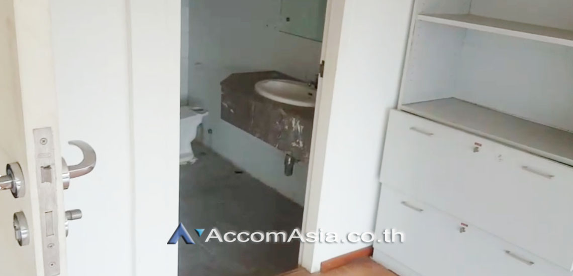 7  Building For Sale in Ratchadaphisek ,Bangkok MRT Huai Khwang AA29734