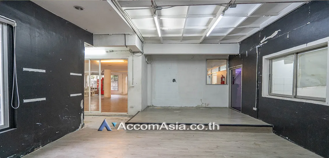 unitHome Office, Pet friendly |  3 Bedrooms  House For Rent & Sale in Ploenchit, Bangkok  near BTS Ploenchit (AA29858)