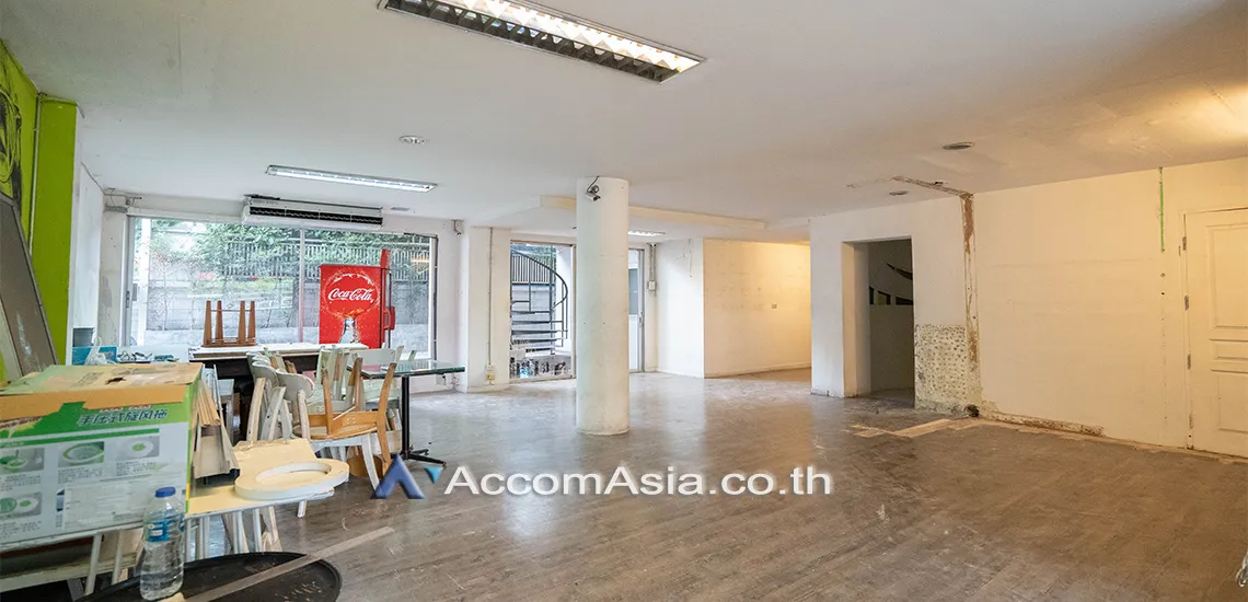 unitHome Office, Pet friendly |  3 Bedrooms  House For Rent & Sale in Ploenchit, Bangkok  near BTS Ploenchit (AA29858)