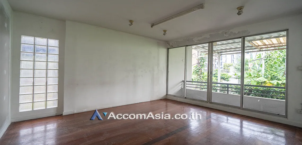 unitHome Office, Pet friendly |  3 Bedrooms  House For Rent & Sale in Ploenchit, Bangkok  near BTS Ploenchit (AA29858)
