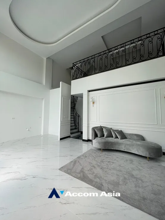 8  4 br House For Sale in Sukhumvit ,Bangkok BTS Phra khanong - BTS Ekkamai at House  in compound AA29884