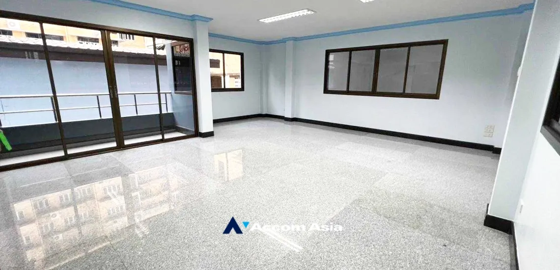 unit 4 Bedrooms  House For Rent & Sale in Ploenchit, Bangkok  near BTS Chitlom (AA29957)