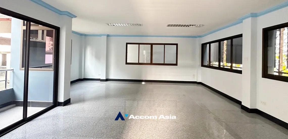 unit 4 Bedrooms  House For Rent & Sale in Ploenchit, Bangkok  near BTS Chitlom (AA29957)