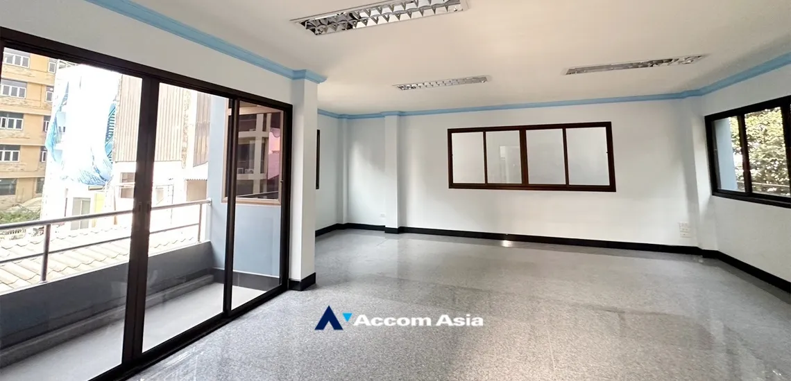 unit 4 Bedrooms  House For Rent & Sale in Ploenchit, Bangkok  near BTS Chitlom (AA29957)