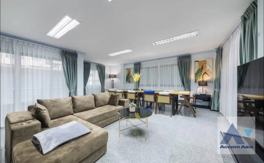  2  4 br House For Rent in Ploenchit ,Bangkok BTS Chitlom AA29957