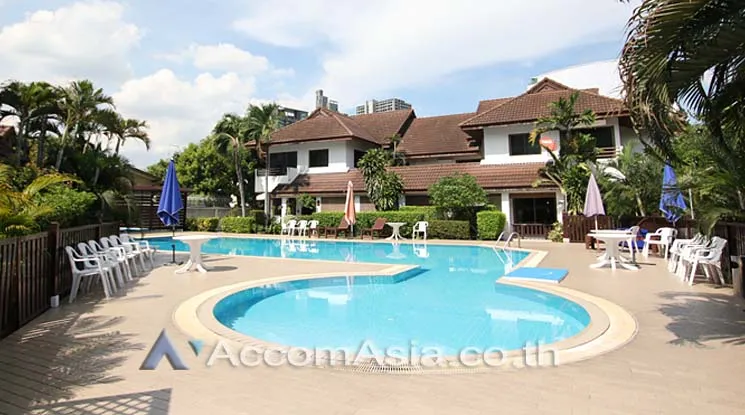 unit 4 Bedrooms  House For Rent in Sukhumvit, Bangkok  near BTS Phrom Phong (AA30047)