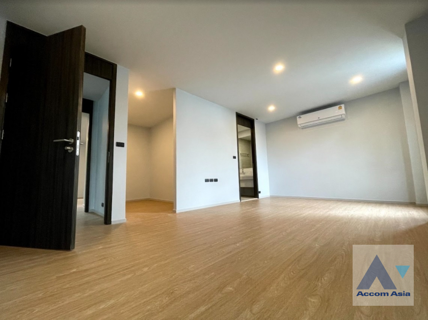 23  5 br House for rent and sale in Sukhumvit ,Bangkok BTS Phra khanong AA30059