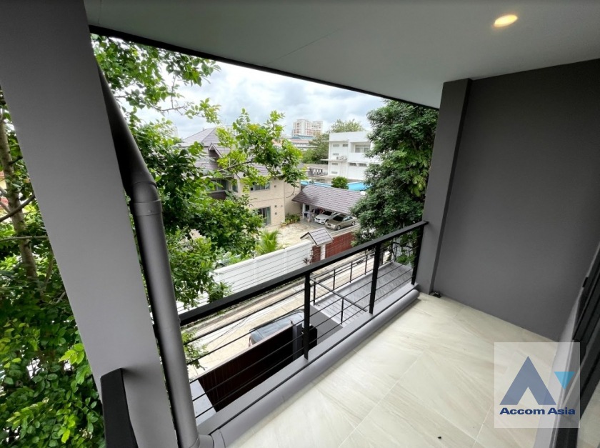 28  5 br House for rent and sale in Sukhumvit ,Bangkok BTS Phra khanong AA30059