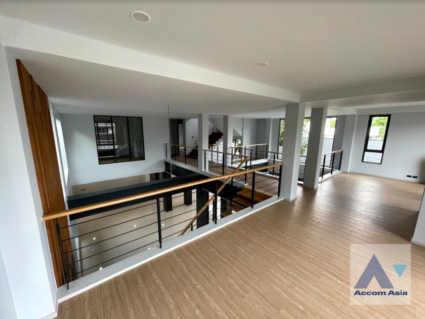 18  5 br House for rent and sale in Sukhumvit ,Bangkok BTS Phra khanong AA30059