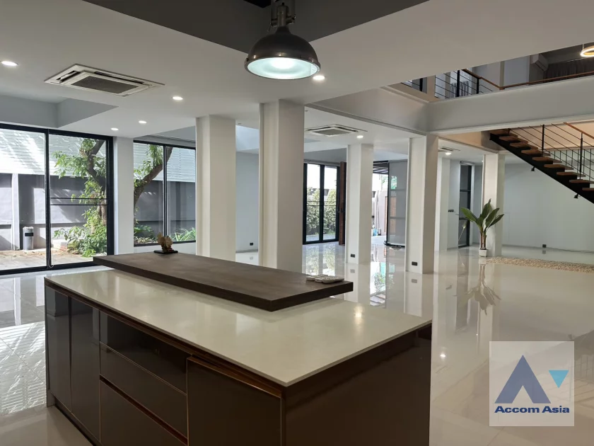 62  5 br House for rent and sale in Sukhumvit ,Bangkok BTS Phra khanong AA30059