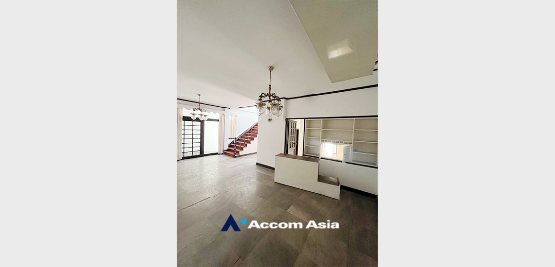  2  3 br Townhouse for rent and sale in Ploenchit ,Bangkok BTS Chitlom AA30203