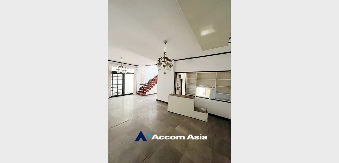 unit 3 Bedrooms  Townhouse For Rent & Sale in Ploenchit, Bangkok  near BTS Chitlom (AA30203)