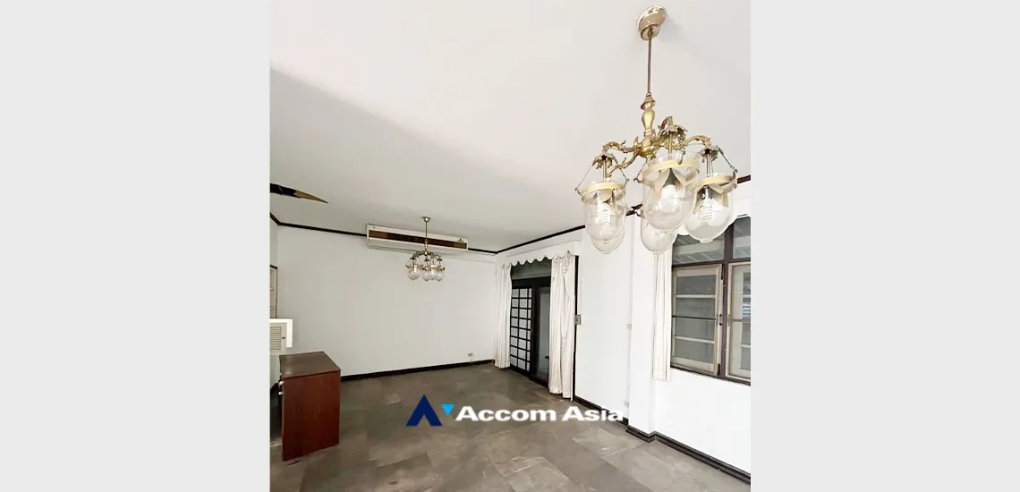  1  3 br Townhouse for rent and sale in Ploenchit ,Bangkok BTS Chitlom AA30203