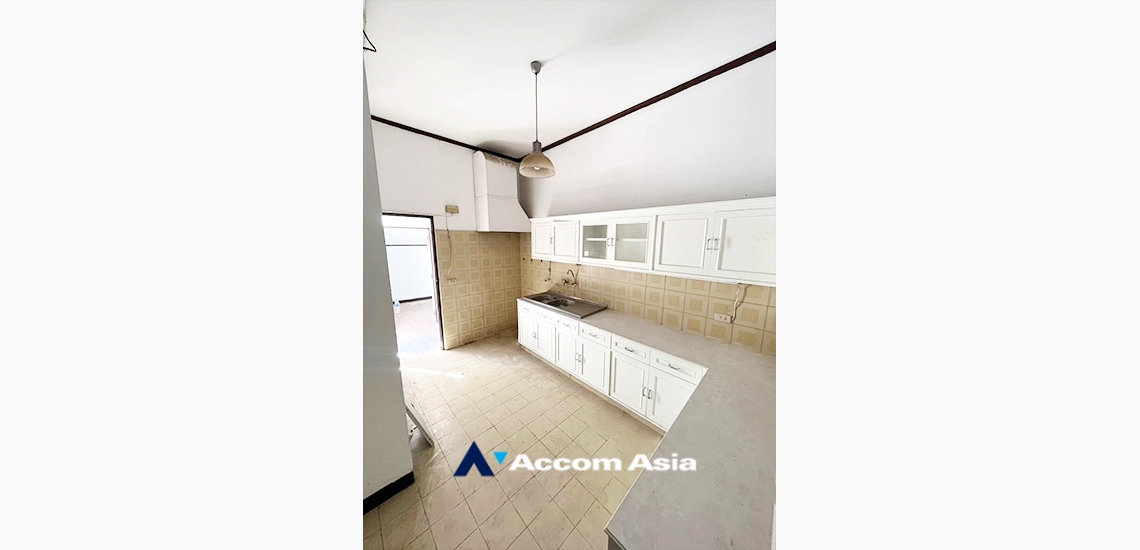 6  3 br Townhouse for rent and sale in Ploenchit ,Bangkok BTS Chitlom AA30203