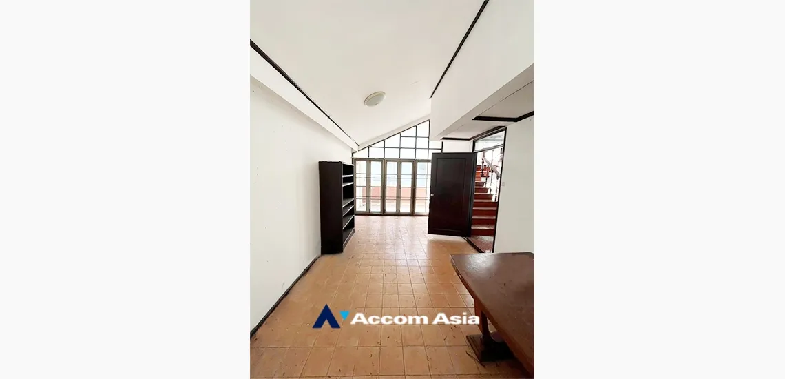 unit 3 Bedrooms  Townhouse For Rent & Sale in Ploenchit, Bangkok  near BTS Chitlom (AA30203)