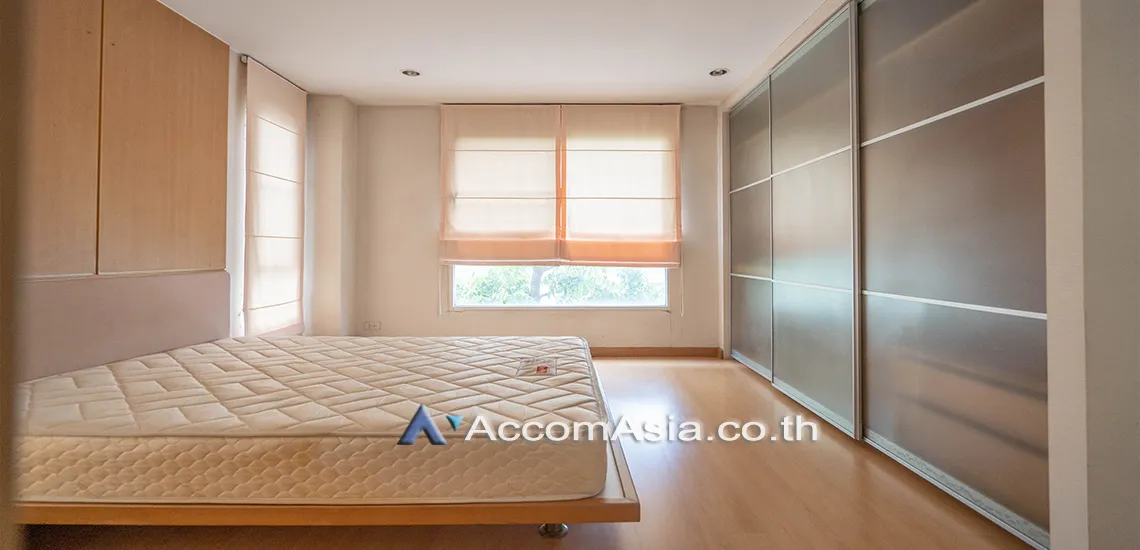 unit 2 Bedrooms  Condominium For Rent in Sukhumvit, Bangkok  near BTS Ekkamai (AA30336)