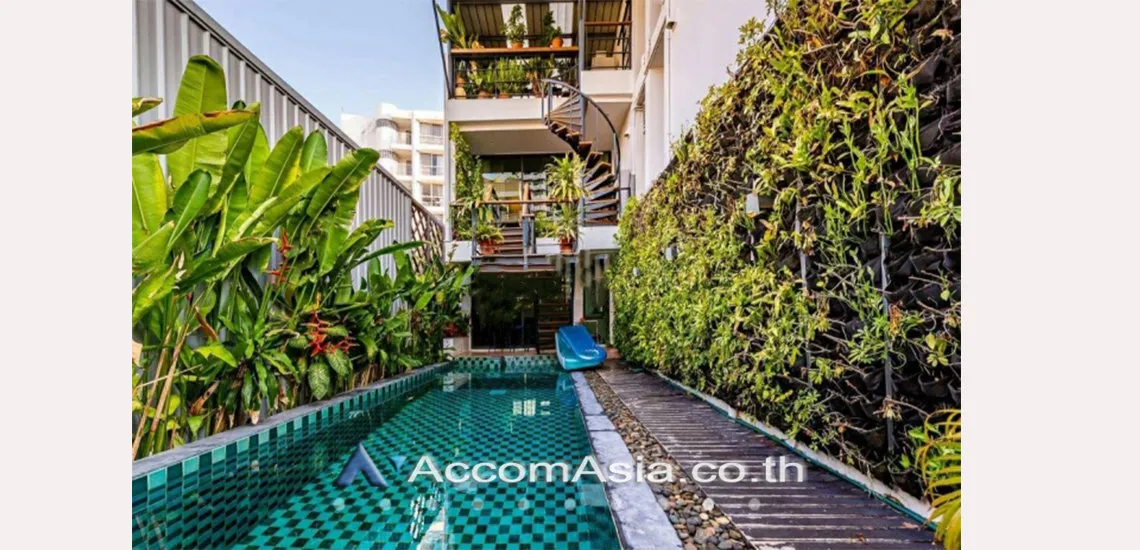  2  2 br House For Sale in Sukhumvit ,Bangkok BTS Ekkamai AA30337