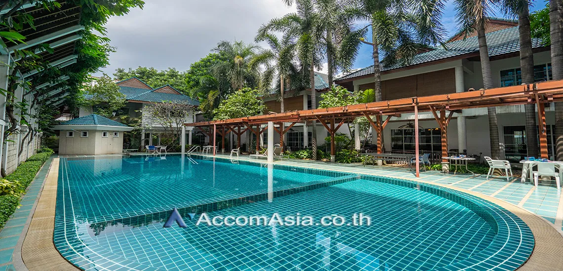 unit 4 Bedrooms  House For Rent in Sukhumvit, Bangkok  near BTS Ekkamai (AA30381)