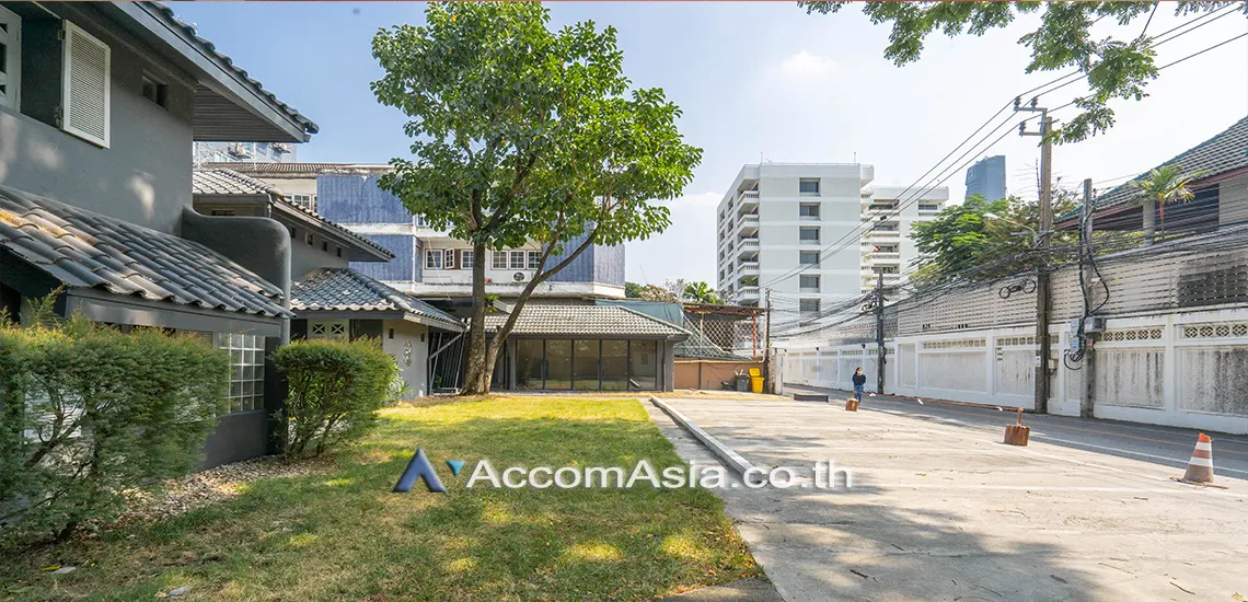 unit 4 Bedrooms  House For Sale in Sukhumvit, Bangkok  near BTS Phrom Phong (AA30634)