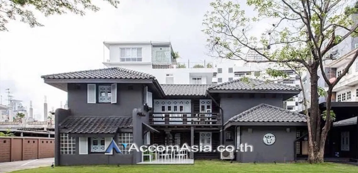 unit 4 Bedrooms  House For Sale in Sukhumvit, Bangkok  near BTS Phrom Phong (AA30634)