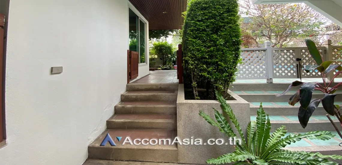 unit 5 Bedrooms  House For Rent in Sukhumvit, Bangkok  near BTS Phrom Phong (AA30688)