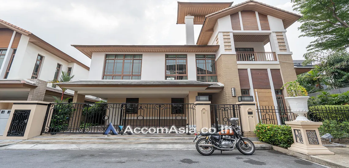 unit 4 Bedrooms  House For Rent in Sukhumvit, Bangkok  near BTS Phra khanong (AA30734)