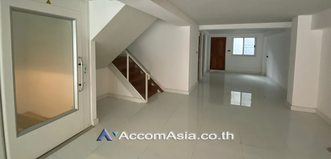 unit 3 Bedrooms  House For Rent & Sale in Sukhumvit, Bangkok  near MRT Sukhumvit - BTS Asok (AA30766)