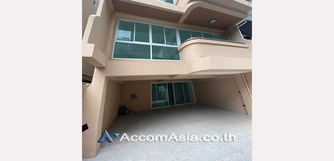 unit 3 Bedrooms  House For Rent & Sale in Sukhumvit, Bangkok  near MRT Sukhumvit - BTS Asok (AA30766)