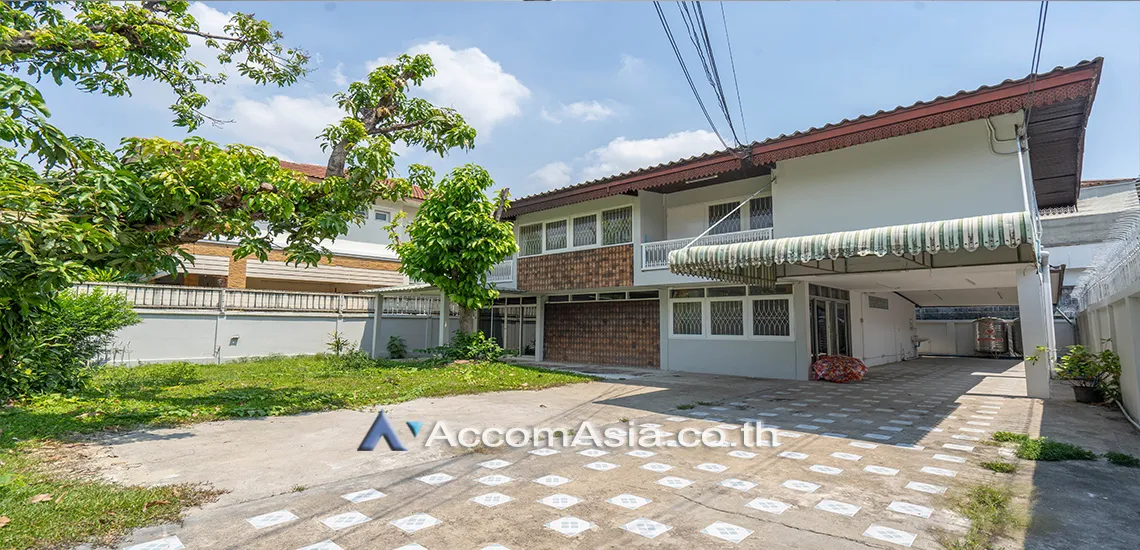 unit 3 Bedrooms  House For Rent in Sukhumvit, Bangkok  near BTS Phra khanong (AA30769)
