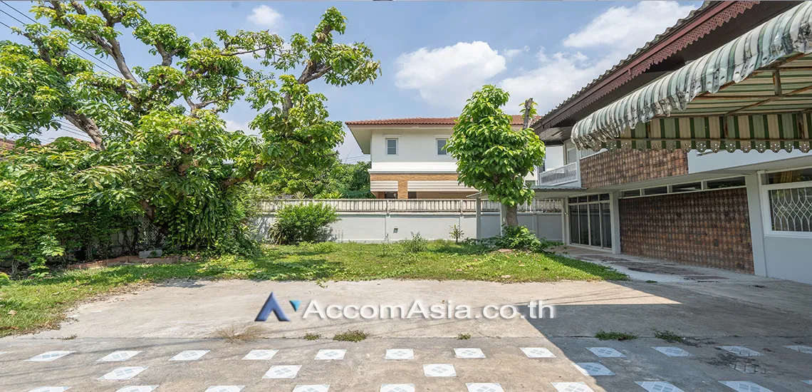 unit 3 Bedrooms  House For Rent in Sukhumvit, Bangkok  near BTS Phra khanong (AA30769)