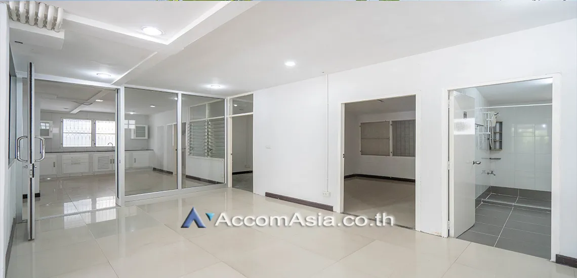 unit 3 Bedrooms  House For Rent in Sukhumvit, Bangkok  near BTS Phra khanong (AA30769)