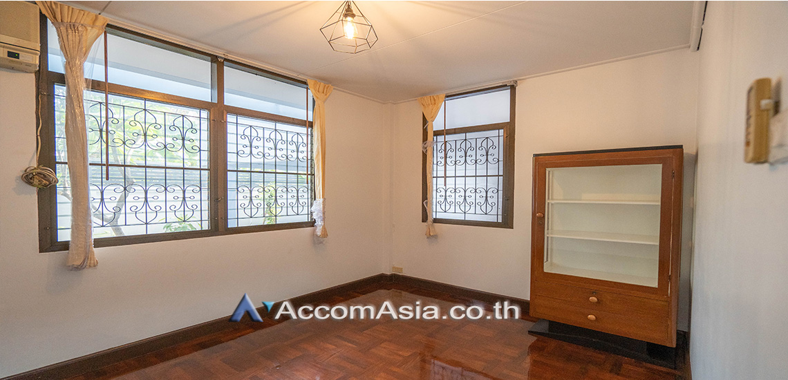 23  3 br House for rent and sale in Sukhumvit ,Bangkok BTS Phra khanong AA30826