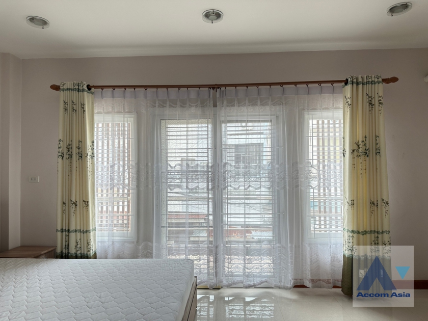 19  4 br Townhouse for rent and sale in Sukhumvit ,Bangkok BTS Phra khanong AA31038